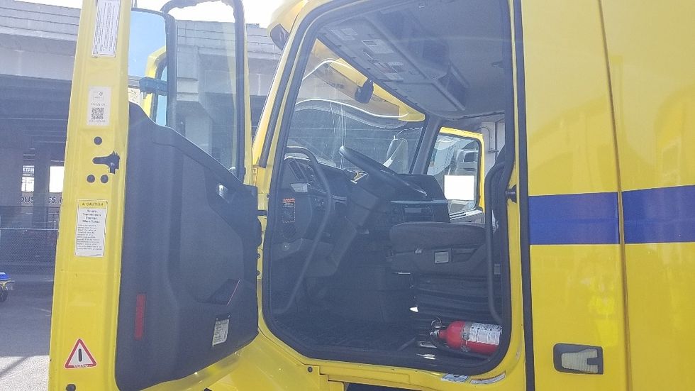 Day Cab Tractor-Heavy Duty Tractors-Volvo-2021-VNR64300-Seattle-WA-445,043\n\t\tmiles-$ 43,750 - Image 9