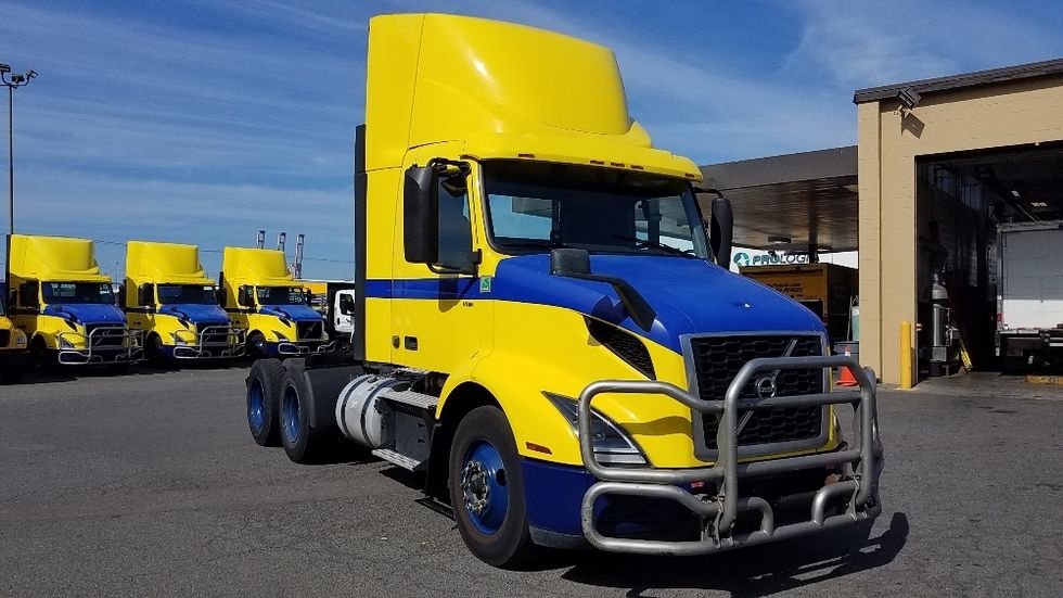 Day Cab Tractor-Heavy Duty Tractors-Volvo-2021-VNR64300-Seattle-WA-476,074\n\t\tmiles-$ 40,500 - Image 1