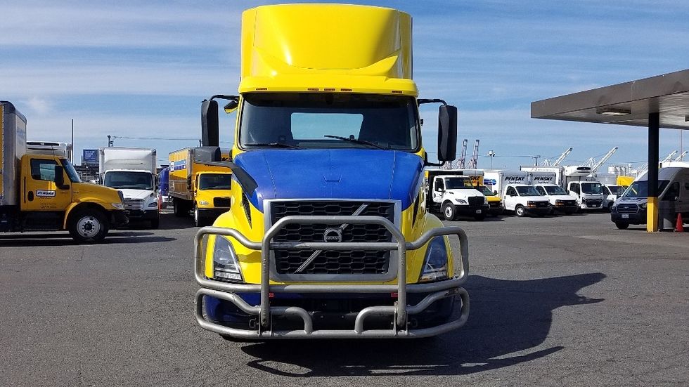 Day Cab Tractor-Heavy Duty Tractors-Volvo-2021-VNR64300-Seattle-WA-476,074\n\t\tmiles-$ 40,500 - Image 2