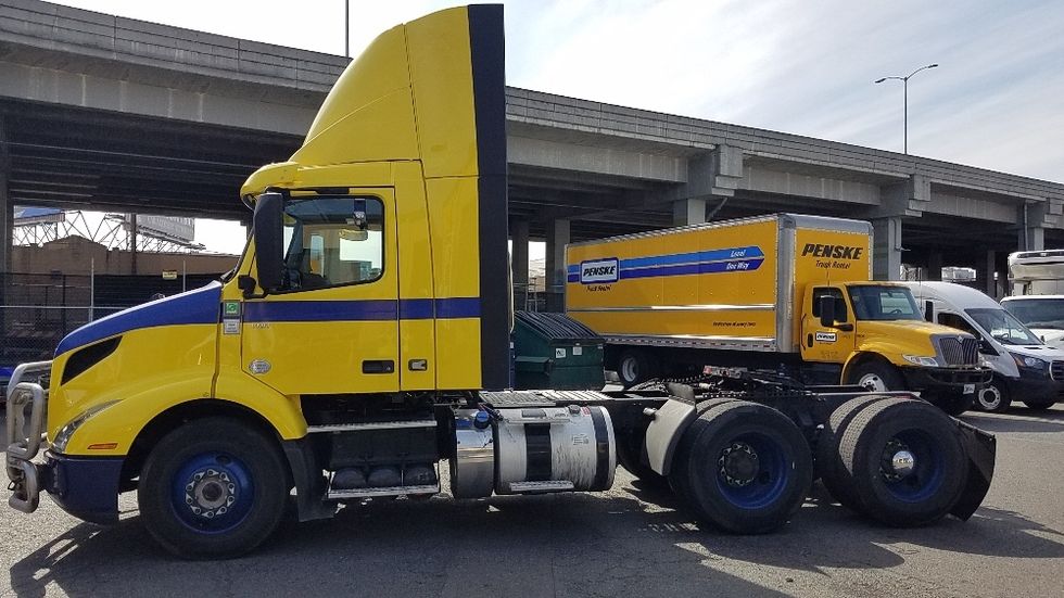 Day Cab Tractor-Heavy Duty Tractors-Volvo-2021-VNR64300-Seattle-WA-476,074\n\t\tmiles-$ 40,500 - Image 4