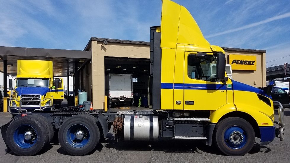 Day Cab Tractor-Heavy Duty Tractors-Volvo-2021-VNR64300-Seattle-WA-476,074\n\t\tmiles-$ 40,500 - Image 8