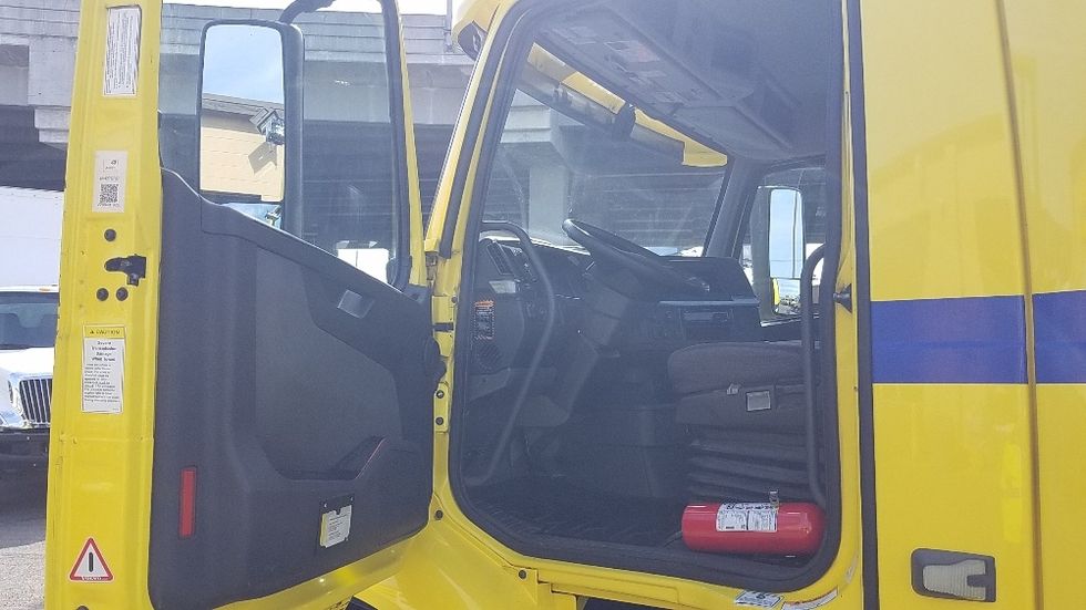 Day Cab Tractor-Heavy Duty Tractors-Volvo-2021-VNR64300-Seattle-WA-476,074\n\t\tmiles-$ 40,500 - Image 9