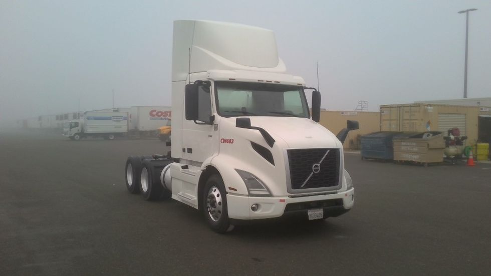 Day Cab Tractor-Heavy Duty Tractors-Volvo-2021-VNR64300-Stockton-CA-539,077\n\t\tmiles-$ 38,000 - Image 1