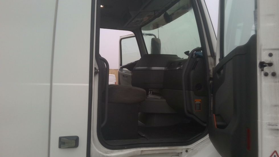 Day Cab Tractor-Heavy Duty Tractors-Volvo-2021-VNR64300-Stockton-CA-539,077\n\t\tmiles-$ 38,000 - Image 12