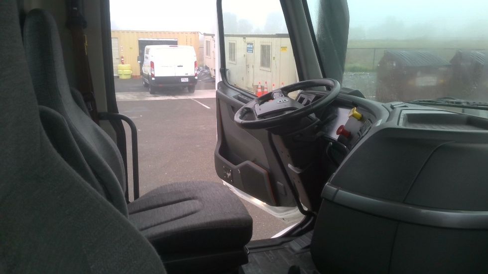 Day Cab Tractor-Heavy Duty Tractors-Volvo-2021-VNR64300-Stockton-CA-539,077\n\t\tmiles-$ 38,000 - Image 14