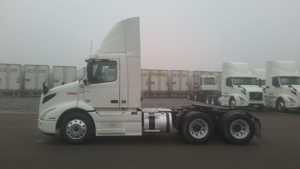 Day Cab Tractor-Heavy Duty Tractors-Volvo-2021-VNR64300-Stockton-CA-539,077\n\t\tmiles-$ 38,000 - Image 4