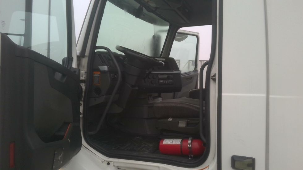 Day Cab Tractor-Heavy Duty Tractors-Volvo-2021-VNR64300-Stockton-CA-539,077\n\t\tmiles-$ 38,000 - Image 9