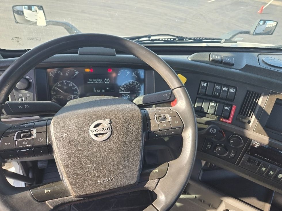 Day Cab Tractor-Heavy Duty Tractors-Volvo-2021-VNR64300-Stockton-CA-559,884\n\t\tmiles-$ 52,500 - Image 11