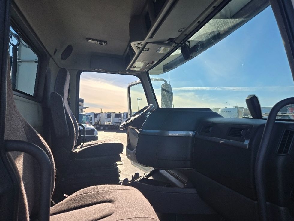 Day Cab Tractor-Heavy Duty Tractors-Volvo-2021-VNR64300-Stockton-CA-559,884\n\t\tmiles-$ 52,500 - Image 12