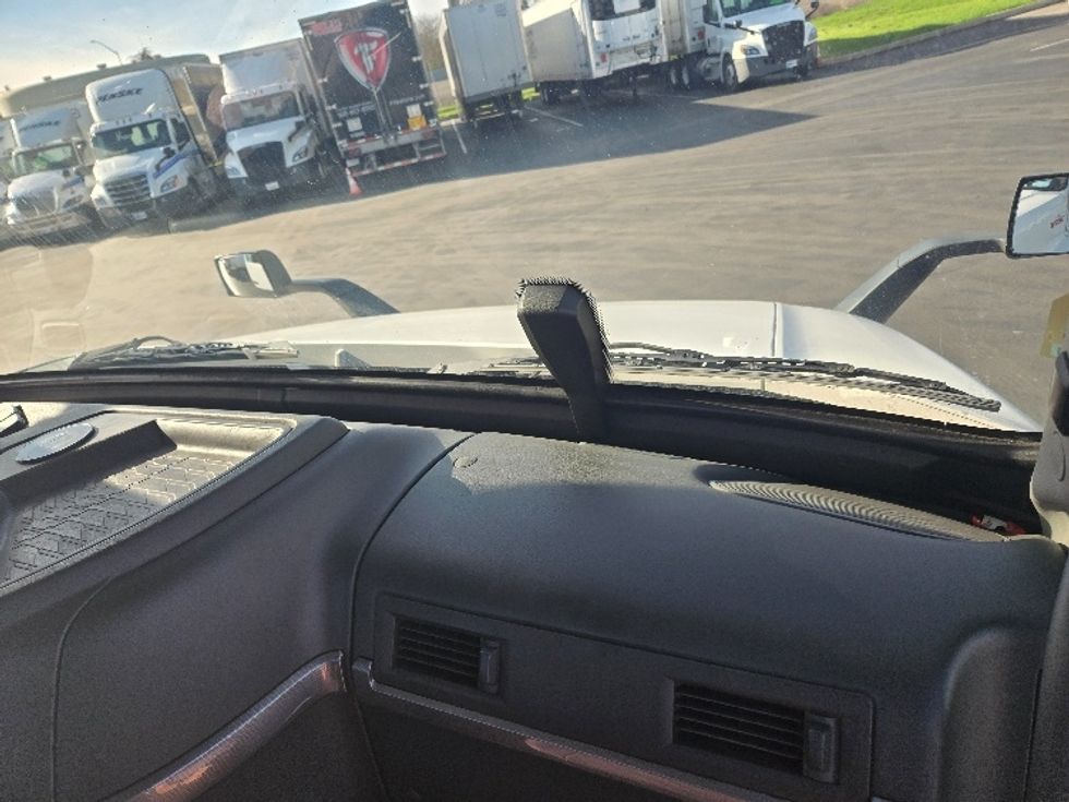 Day Cab Tractor-Heavy Duty Tractors-Volvo-2021-VNR64300-Stockton-CA-559,884\n\t\tmiles-$ 52,500 - Image 13