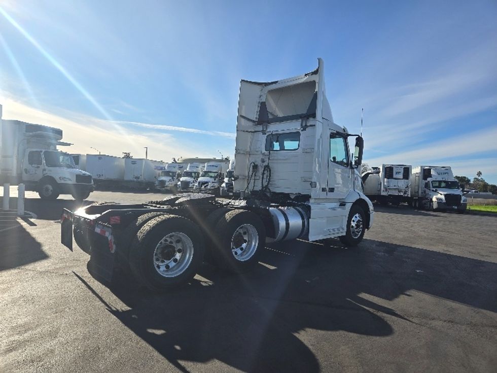 Day Cab Tractor-Heavy Duty Tractors-Volvo-2021-VNR64300-Stockton-CA-559,884\n\t\tmiles-$ 52,500 - Image 7