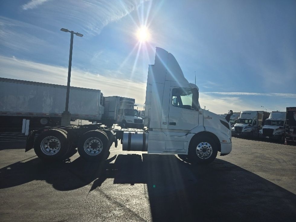 Day Cab Tractor-Heavy Duty Tractors-Volvo-2021-VNR64300-Stockton-CA-559,884\n\t\tmiles-$ 52,500 - Image 8