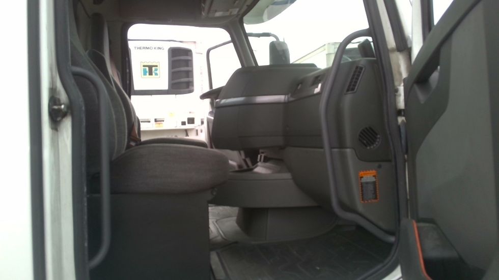 Day Cab Tractor-Heavy Duty Tractors-Volvo-2021-VNR64300-Stockton-CA-570,672\n\t\tmiles-$ 34,500 - Image 11