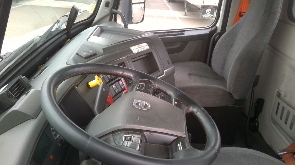 Day Cab Tractor-Heavy Duty Tractors-Volvo-2021-VNR64300-Stockton-CA-570,672\n\t\tmiles-$ 34,500 - Image 9