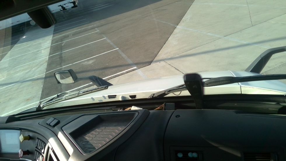 Day Cab Tractor-Heavy Duty Tractors-Volvo-2021-VNR64300-Stockton-CA-592,000\n\t\tmiles-$ 33,250 - Image 12