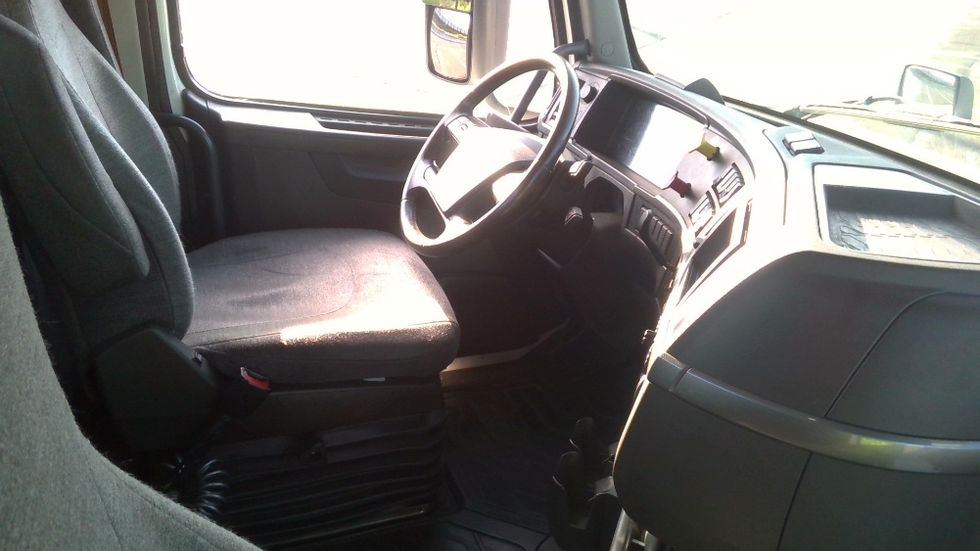 Day Cab Tractor-Heavy Duty Tractors-Volvo-2021-VNR64300-Stockton-CA-592,000\n\t\tmiles-$ 33,250 - Image 13