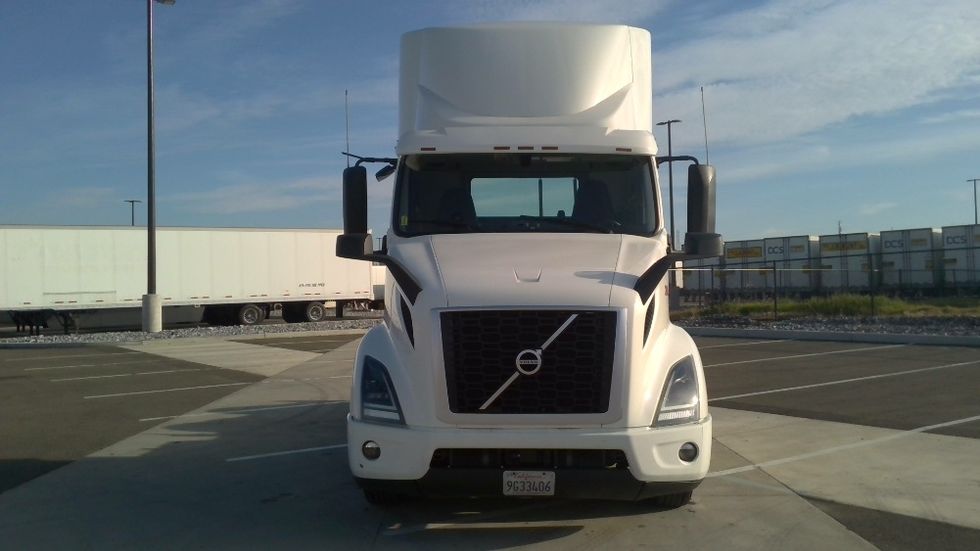 Day Cab Tractor-Heavy Duty Tractors-Volvo-2021-VNR64300-Stockton-CA-592,000\n\t\tmiles-$ 33,250 - Image 2