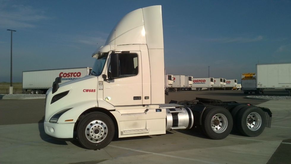 Day Cab Tractor-Heavy Duty Tractors-Volvo-2021-VNR64300-Stockton-CA-592,000\n\t\tmiles-$ 33,250 - Image 4