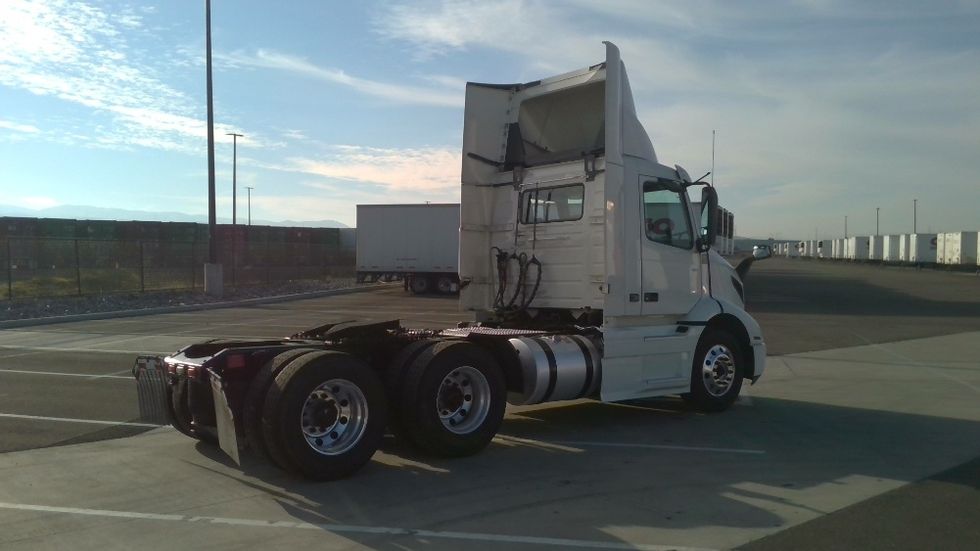 Day Cab Tractor-Heavy Duty Tractors-Volvo-2021-VNR64300-Stockton-CA-592,000\n\t\tmiles-$ 33,250 - Image 6