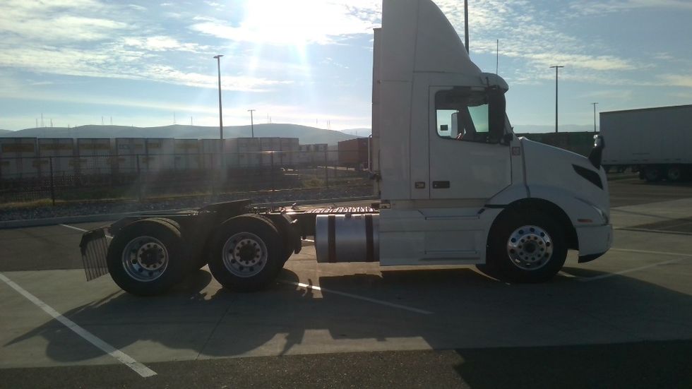 Day Cab Tractor-Heavy Duty Tractors-Volvo-2021-VNR64300-Stockton-CA-592,000\n\t\tmiles-$ 33,250 - Image 7