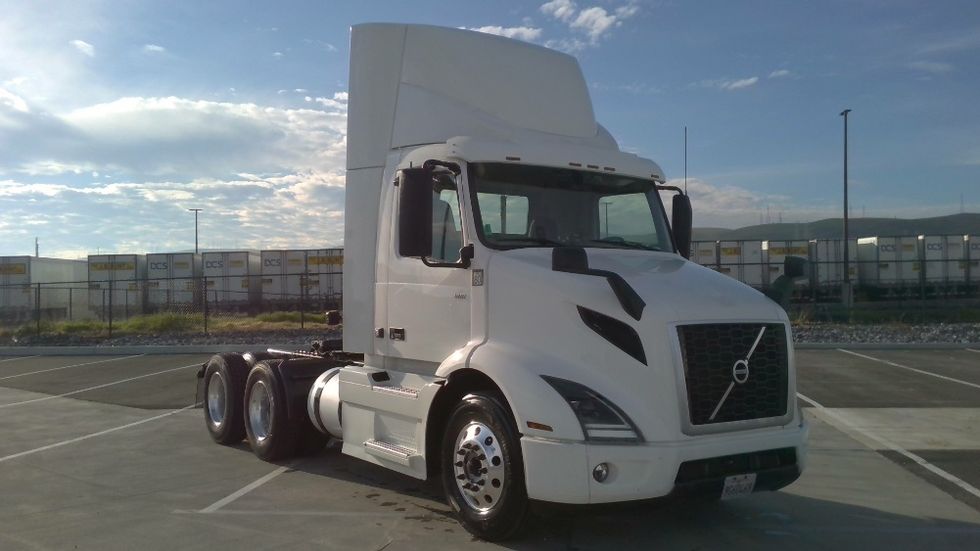 Day Cab Tractor-Heavy Duty Tractors-Volvo-2021-VNR64300-Stockton-CA-600,283\n\t\tmiles-$ 32,500 - Image 1