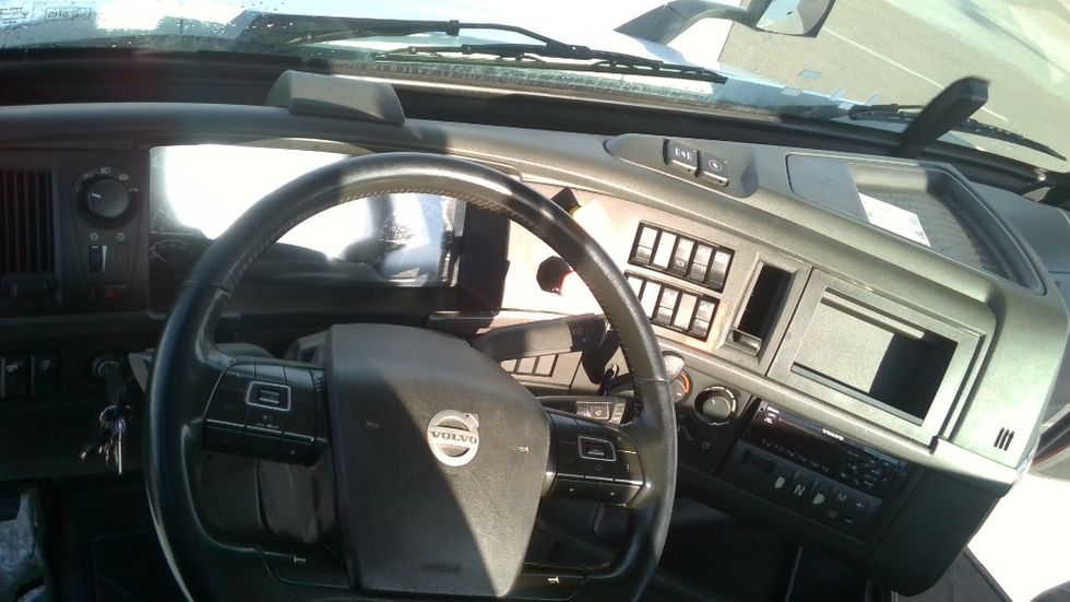 Day Cab Tractor-Heavy Duty Tractors-Volvo-2021-VNR64300-Stockton-CA-600,283\n\t\tmiles-$ 32,500 - Image 11