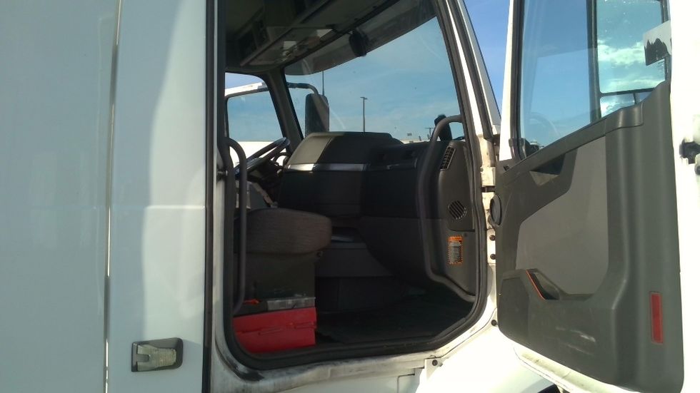 Day Cab Tractor-Heavy Duty Tractors-Volvo-2021-VNR64300-Stockton-CA-600,283\n\t\tmiles-$ 32,500 - Image 12