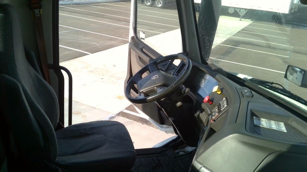 Day Cab Tractor-Heavy Duty Tractors-Volvo-2021-VNR64300-Stockton-CA-600,283\n\t\tmiles-$ 32,500 - Image 14