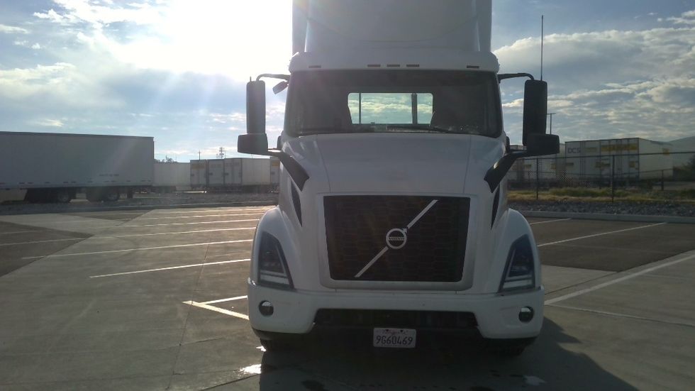 Day Cab Tractor-Heavy Duty Tractors-Volvo-2021-VNR64300-Stockton-CA-600,283\n\t\tmiles-$ 32,500 - Image 2