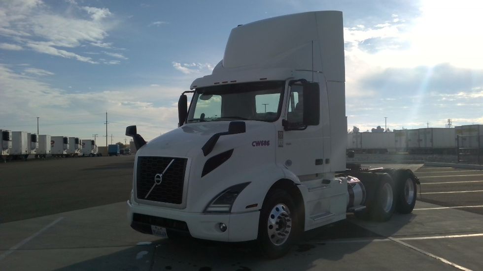 Day Cab Tractor-Heavy Duty Tractors-Volvo-2021-VNR64300-Stockton-CA-600,283\n\t\tmiles-$ 32,500 - Image 3