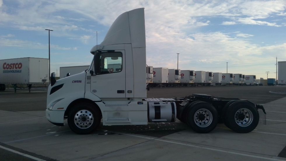 Day Cab Tractor-Heavy Duty Tractors-Volvo-2021-VNR64300-Stockton-CA-600,283\n\t\tmiles-$ 32,500 - Image 4