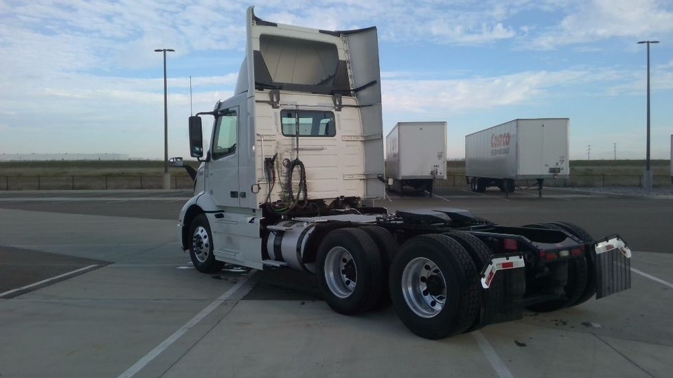 Day Cab Tractor-Heavy Duty Tractors-Volvo-2021-VNR64300-Stockton-CA-600,283\n\t\tmiles-$ 32,500 - Image 5