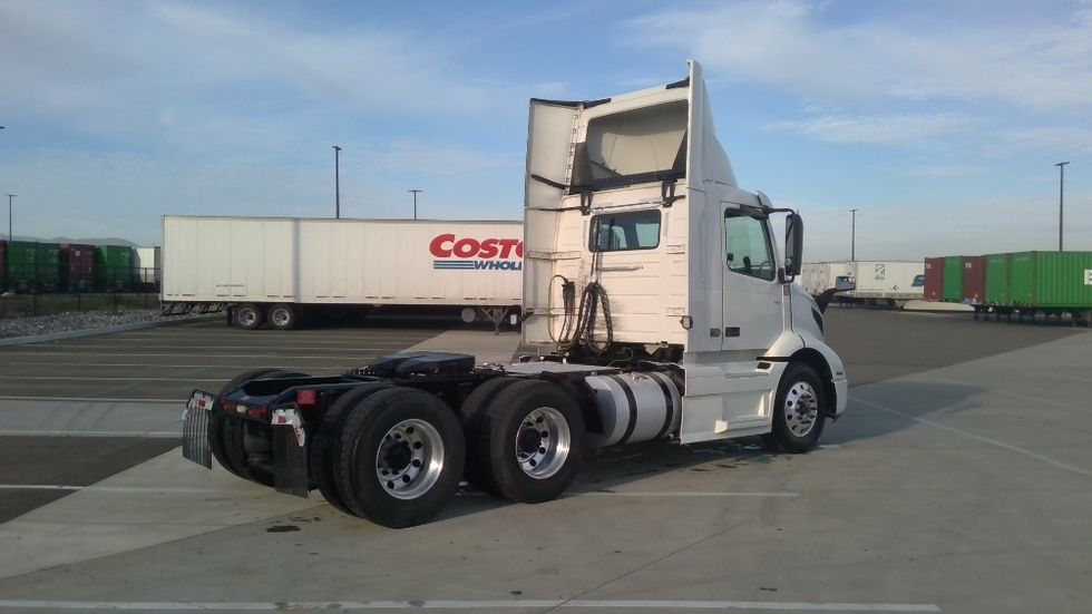 Day Cab Tractor-Heavy Duty Tractors-Volvo-2021-VNR64300-Stockton-CA-600,283\n\t\tmiles-$ 32,500 - Image 7