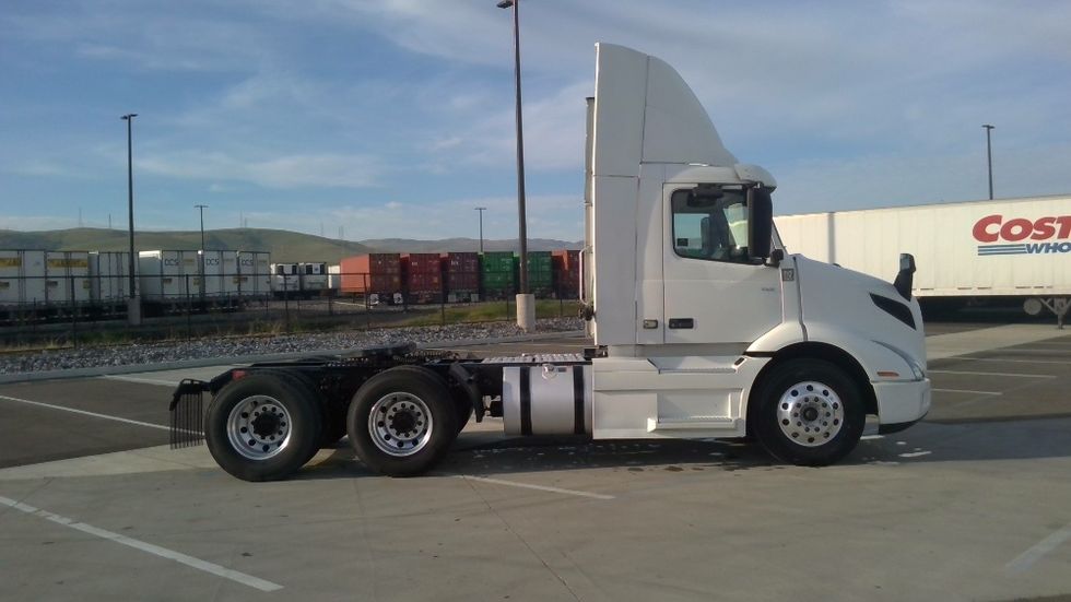 Day Cab Tractor-Heavy Duty Tractors-Volvo-2021-VNR64300-Stockton-CA-600,283\n\t\tmiles-$ 32,500 - Image 8