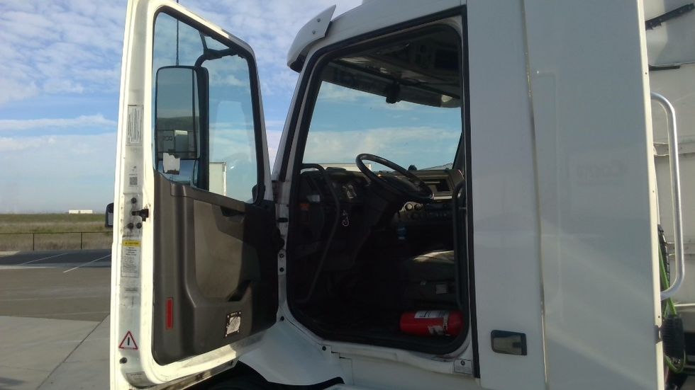 Day Cab Tractor-Heavy Duty Tractors-Volvo-2021-VNR64300-Stockton-CA-600,283\n\t\tmiles-$ 32,500 - Image 9