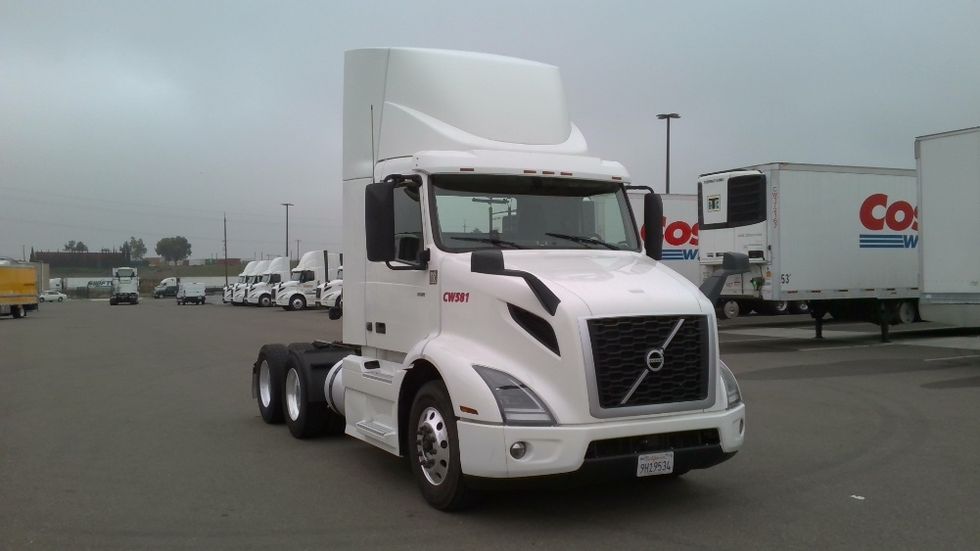 Day Cab Tractor-Heavy Duty Tractors-Volvo-2021-VNR64300-Stockton-CA-615,342\n\t\tmiles-$ 30,000 - Image 1