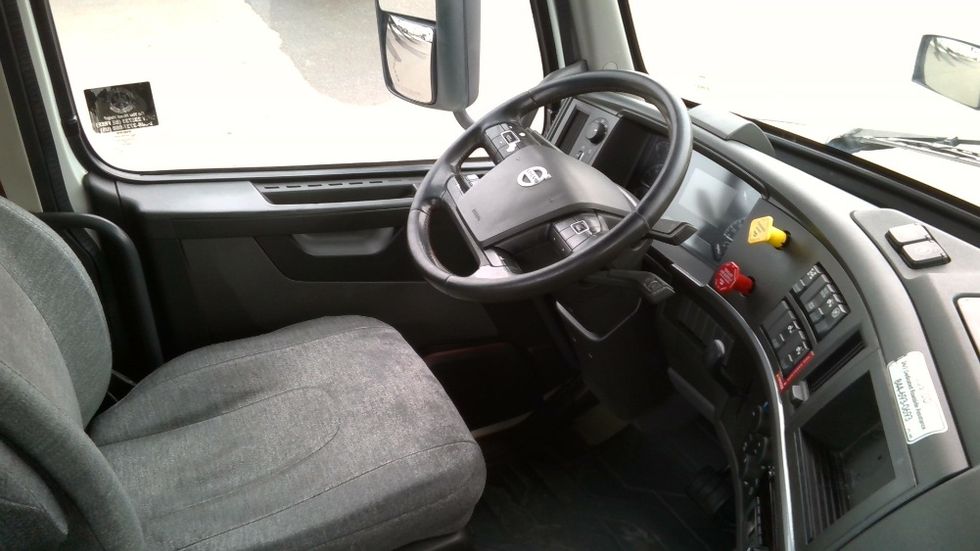 Day Cab Tractor-Heavy Duty Tractors-Volvo-2021-VNR64300-Stockton-CA-615,342\n\t\tmiles-$ 30,000 - Image 14