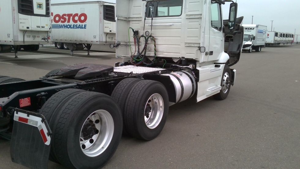 Day Cab Tractor-Heavy Duty Tractors-Volvo-2021-VNR64300-Stockton-CA-615,342\n\t\tmiles-$ 30,000 - Image 17