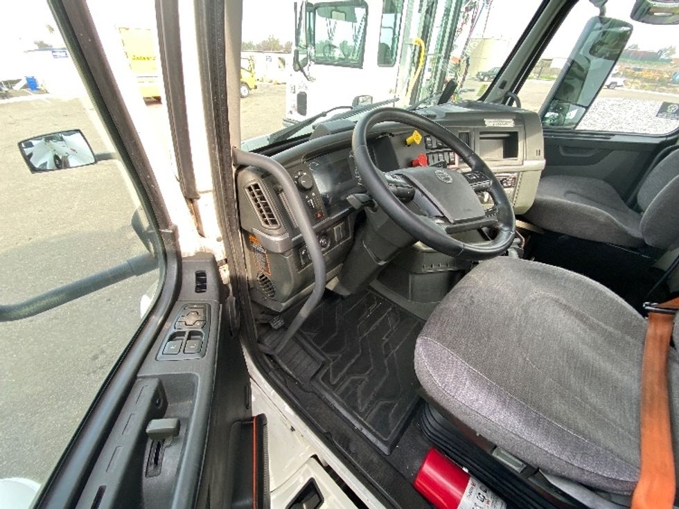 Day Cab Tractor-Heavy Duty Tractors-Volvo-2021-VNR64300-Stockton-CA-633,446\n\t\tmiles-$ 29,000 - Image 10