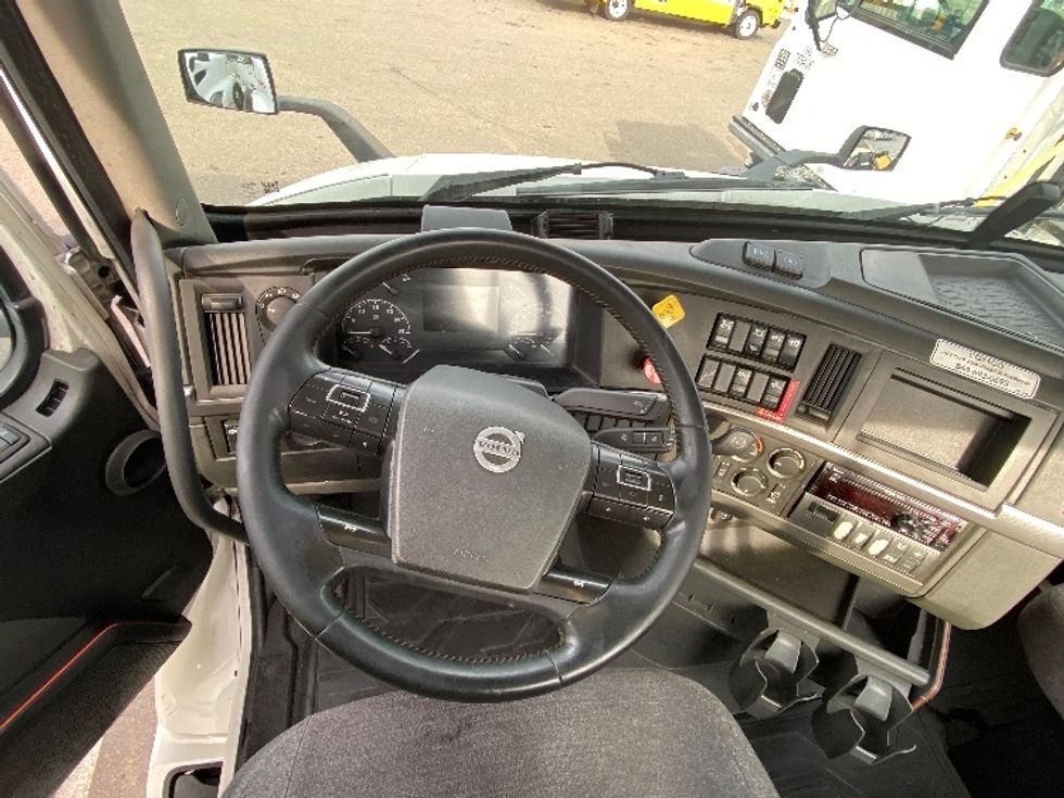 Day Cab Tractor-Heavy Duty Tractors-Volvo-2021-VNR64300-Stockton-CA-633,446\n\t\tmiles-$ 29,000 - Image 11