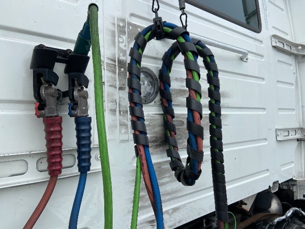 Day Cab Tractor-Heavy Duty Tractors-Volvo-2021-VNR64300-Stockton-CA-633,446\n\t\tmiles-$ 29,000 - Image 17