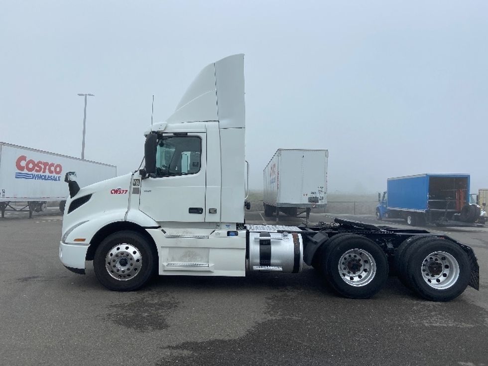 Day Cab Tractor-Heavy Duty Tractors-Volvo-2021-VNR64300-Stockton-CA-633,446\n\t\tmiles-$ 29,000 - Image 4