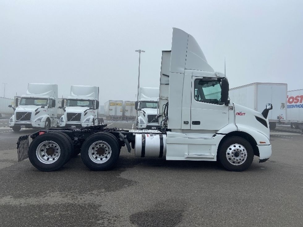 Day Cab Tractor-Heavy Duty Tractors-Volvo-2021-VNR64300-Stockton-CA-633,446\n\t\tmiles-$ 29,000 - Image 8