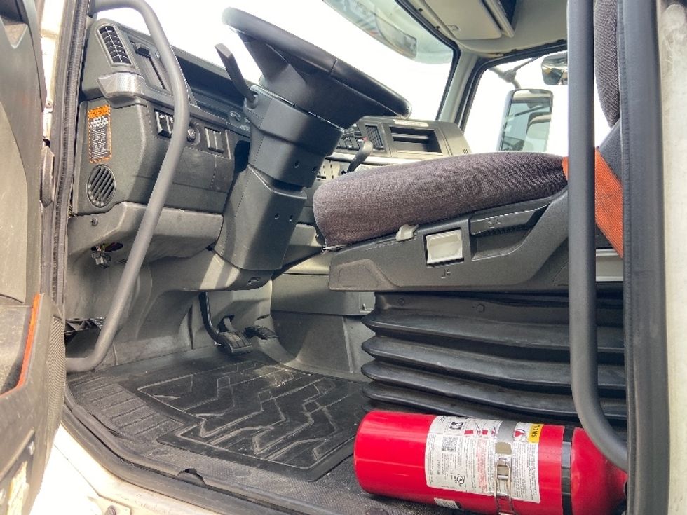 Day Cab Tractor-Heavy Duty Tractors-Volvo-2021-VNR64300-Stockton-CA-633,446\n\t\tmiles-$ 29,000 - Image 9