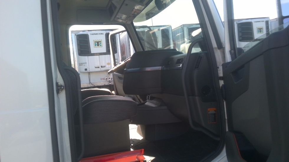 Day Cab Tractor-Heavy Duty Tractors-Volvo-2021-VNR64300-Stockton-CA-637,275\n\t\tmiles-$ 29,000 - Image 12