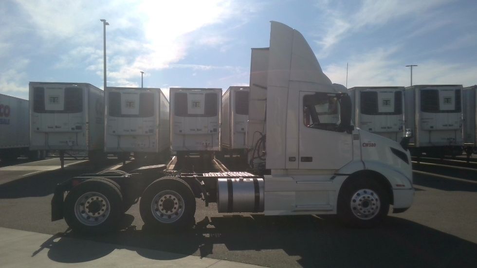 Day Cab Tractor-Heavy Duty Tractors-Volvo-2021-VNR64300-Stockton-CA-637,275\n\t\tmiles-$ 29,000 - Image 8