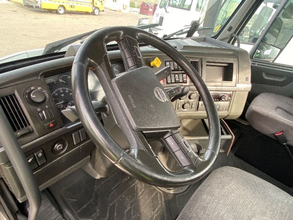 Day Cab Tractor-Heavy Duty Tractors-Volvo-2021-VNR64300-Stockton-CA-661,358\n\t\tmiles-$ 29,000 - Image 10