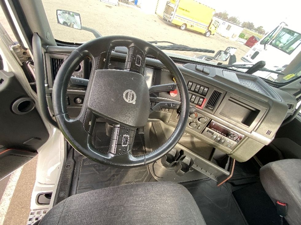 Day Cab Tractor-Heavy Duty Tractors-Volvo-2021-VNR64300-Stockton-CA-661,358\n\t\tmiles-$ 29,000 - Image 11