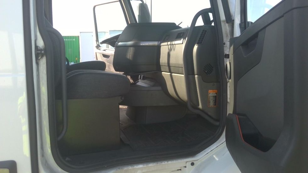 Day Cab Tractor-Heavy Duty Tractors-Volvo-2021-VNR64300-Stockton-CA-661,358\n\t\tmiles-$ 29,000 - Image 12