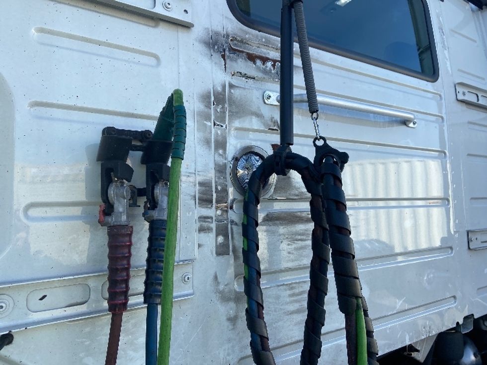 Day Cab Tractor-Heavy Duty Tractors-Volvo-2021-VNR64300-Stockton-CA-661,358\n\t\tmiles-$ 29,000 - Image 17